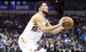 库里4000记三分 成NBA首位命中4000记三分球员